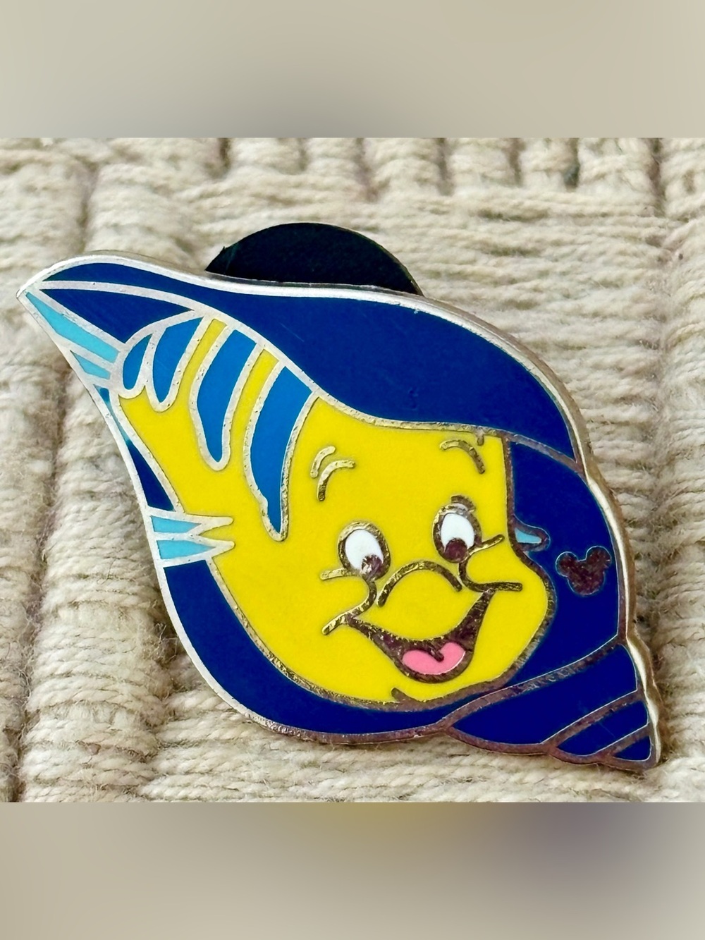 DISNEY 2009 Disneyland Resort "The Little Mermaid" Flounder Character Shells Pin